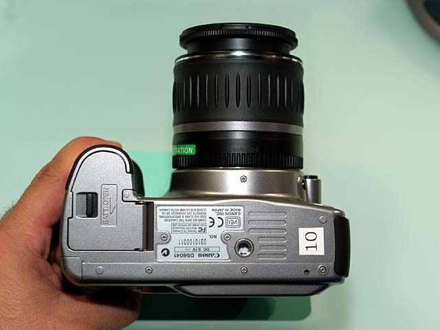 キヤノン、実売12万円のデジタル一眼レフ「EOS Kissデジタル」