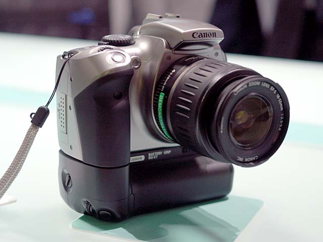 キヤノン、実売12万円のデジタル一眼レフ「EOS Kissデジタル」