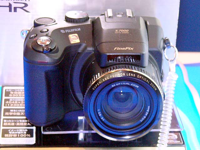 富士フイルム、一眼スタイルデジカメ「FinePix S7000」