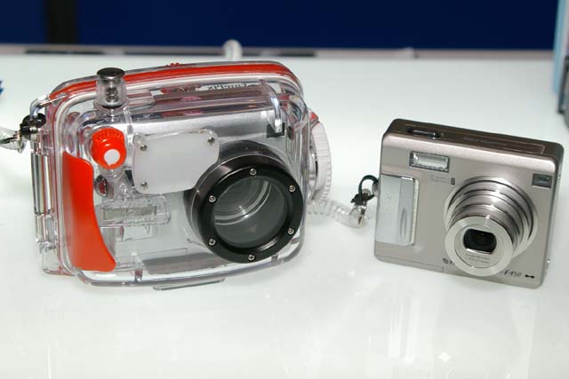 富士写真フイルム、スクエアデザインの500万画素デジカメ「FinePix