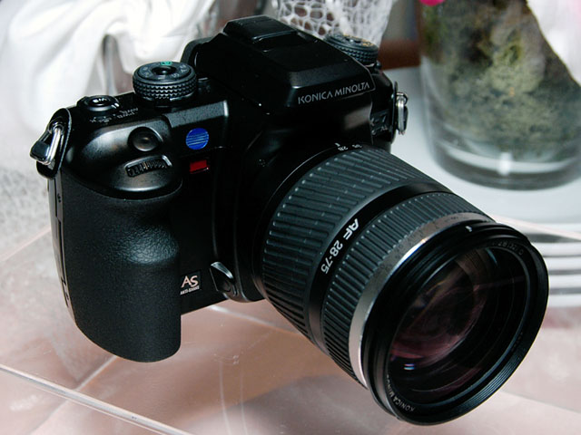 コニカミノルタ、手ぶれ補正機構内蔵一眼レフ「α-7 DIGITAL」