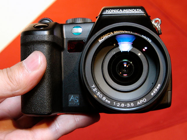 コニカミノルタ、手ぶれ補正付き光学7倍ズーム機「DiMAGE A200」