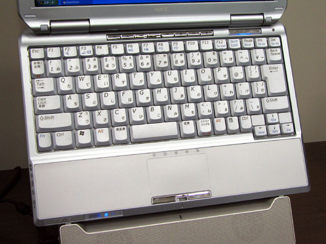 NEC、重量1.6kgの12.1型ワイド液晶搭載ノート「LaVie A」