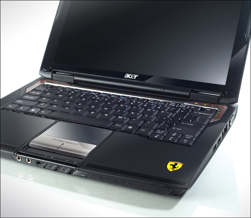 日本エイサー、フェラーリ公認のB5サイズノート