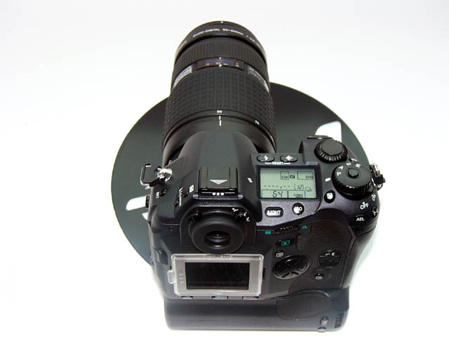 オリンパス、レンズ交換式一眼レフデジカメ「E-1」