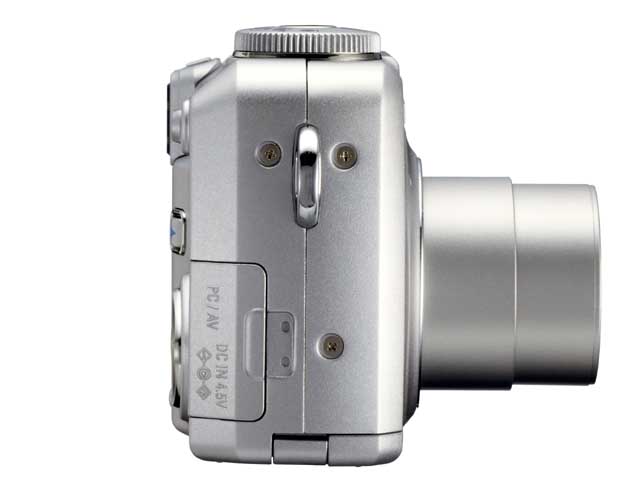 ペンタックス、起動時間約3秒の500万画素デジカメ「オプティオ555」