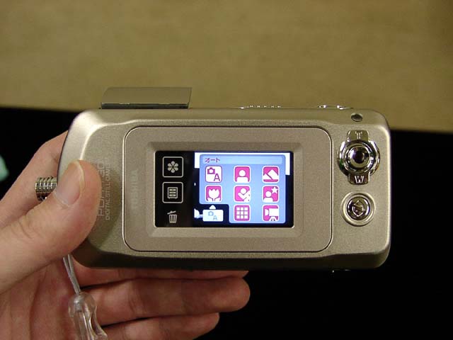 東芝、タッチパネルつきデジカメ「sora」の324万画素モデル