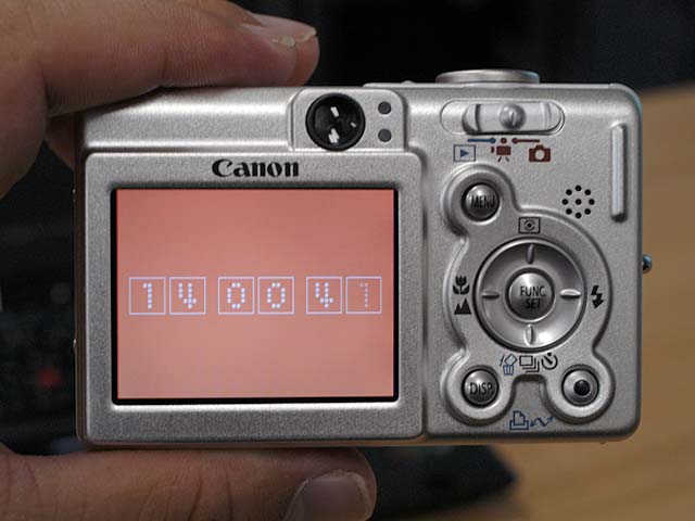 キヤノン、薄型ボディと大型液晶の「IXY DIGITAL 50/40」