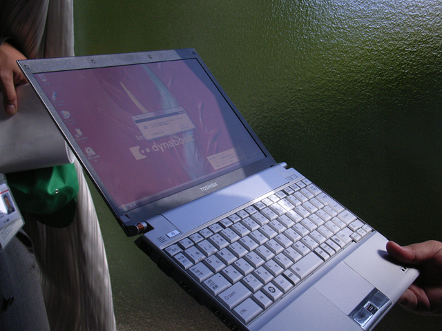 東芝、最薄部19.5mmのCore 2 Duo搭載ノート「dynabook SS RX1」