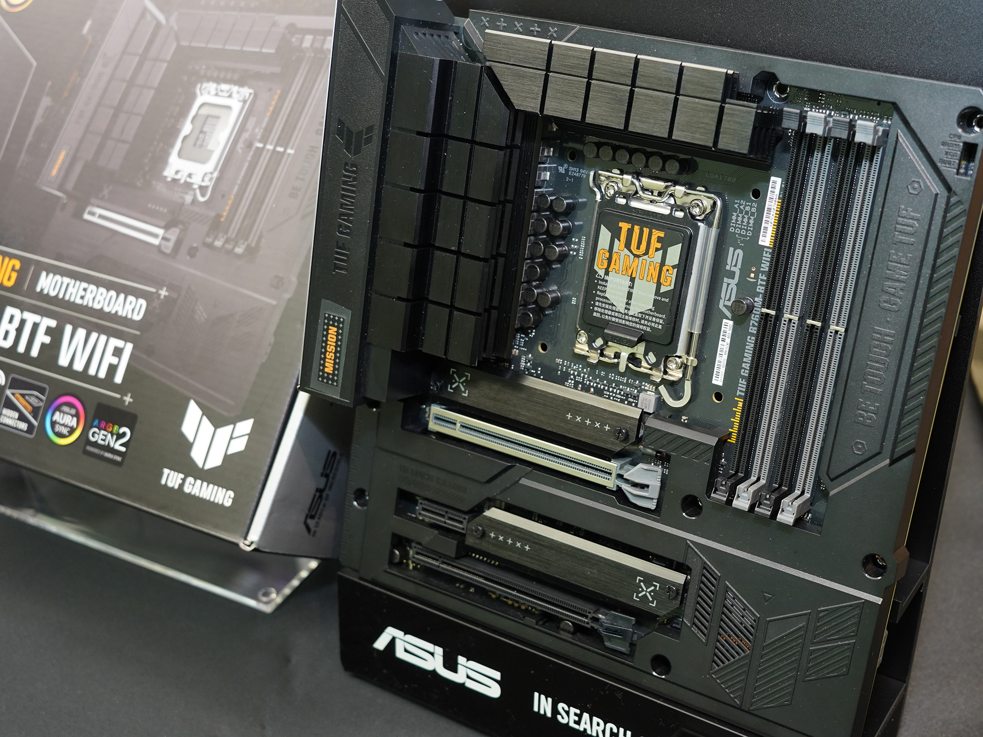 ASUSが配線が見えないマザーボード/ビデオカード/PCケースを国内発売