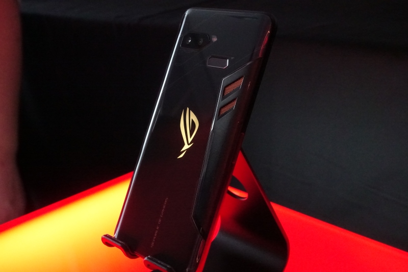 速報】2画面対応ゲーミングスマホ「ROG Phone」が11月23日に発売 - PC