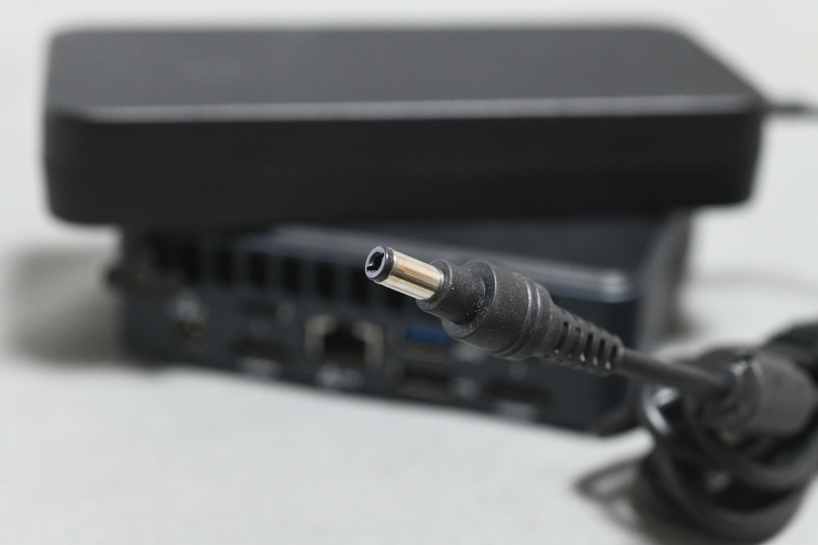 山田祥平のRe:config.sys】超ミニモバイルデスクトップパソコンの足を