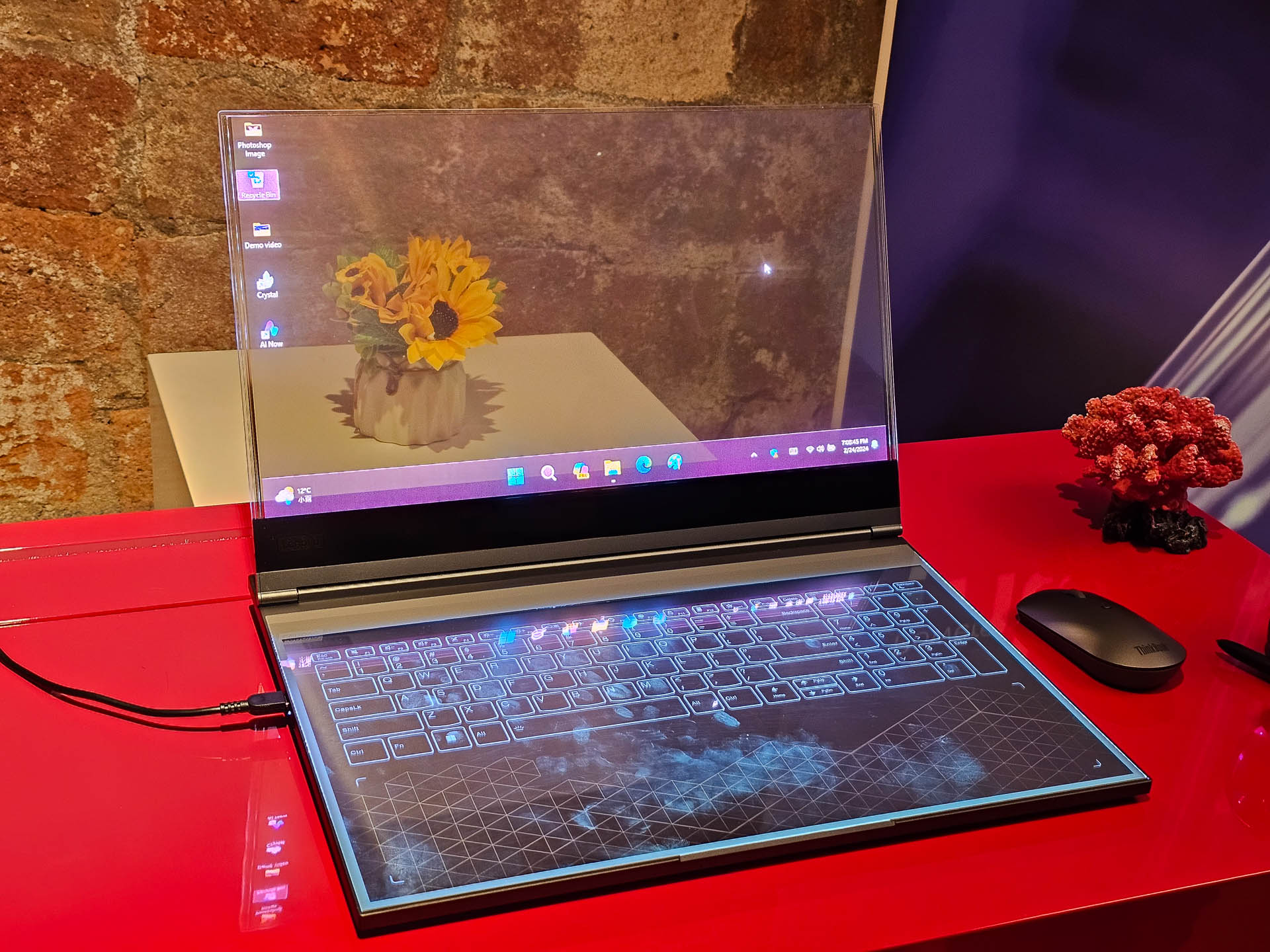 後ろスケスケですよ？透過型ディスプレイのノートPCをLenovoが展示