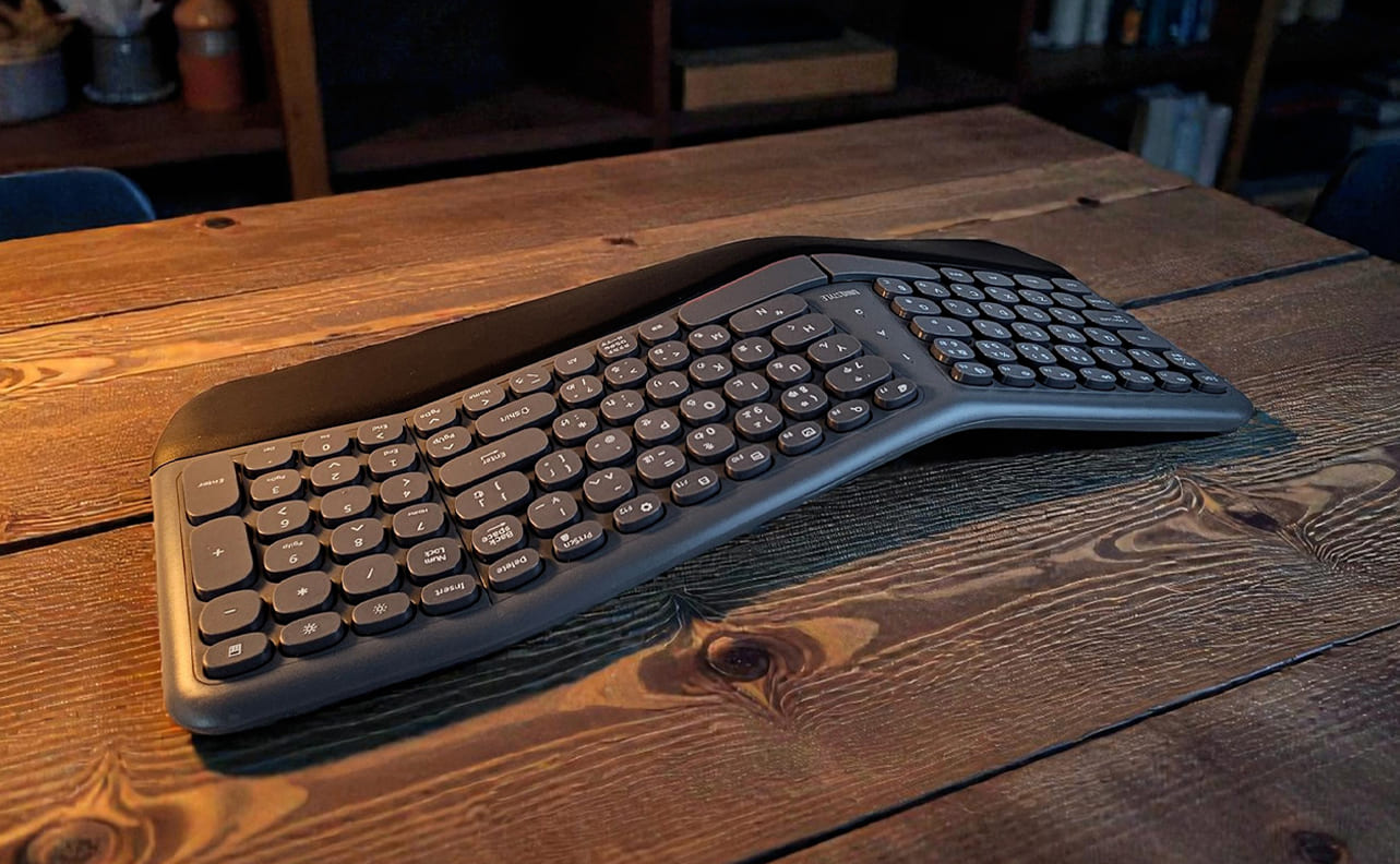 立体カーブと分割キー配列を採用した無線エルゴノミクスキーボード