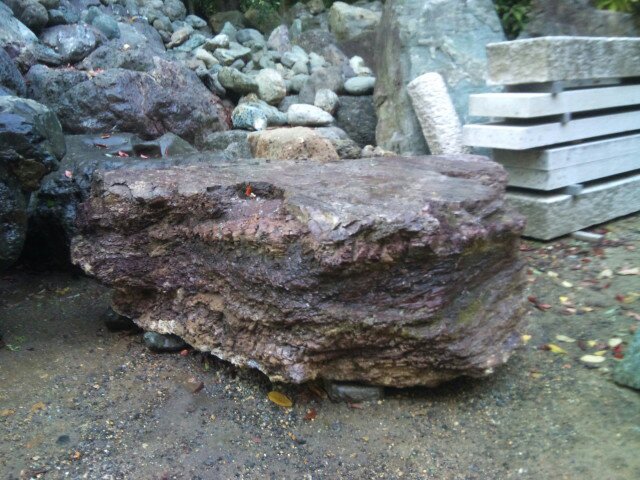 亀岡市曽我部町春日部の春日石 : 男のロマンは女の不満