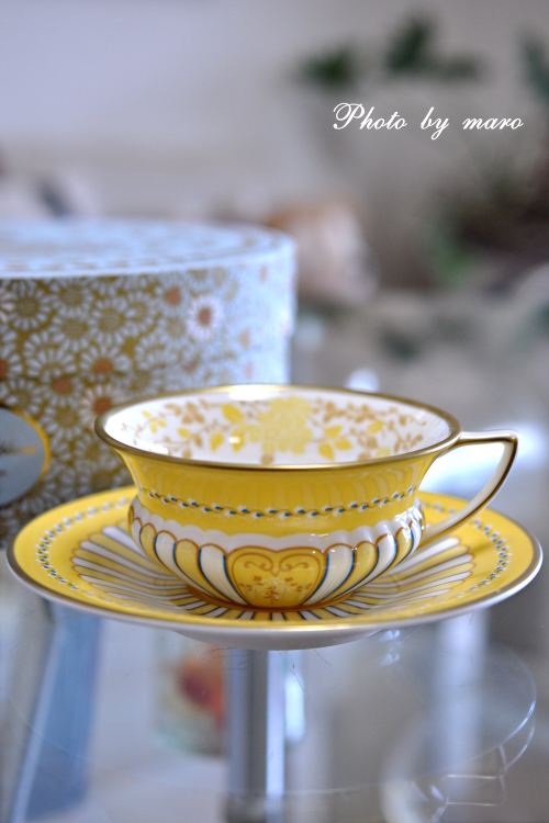 ウェッジウッドのハーレクインのカップ&ソーサー と 黄色系の薔薇 と