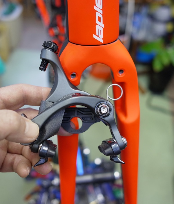 シマノ ダイレクトマウントブレーキ センター出し楽チンで剛性感がエエ