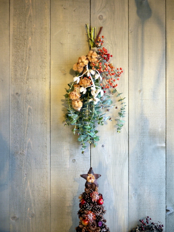 クリスマスのスワッグ。「ドライフラワー系。ユーカリメイン」。南区