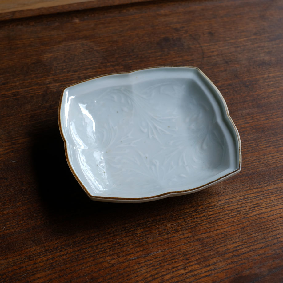 浜野まゆみさんの白瓷陽刻四弁皿 : 暮らし用品便り