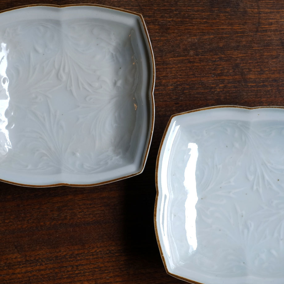 浜野まゆみさんの白瓷陽刻四弁皿 : 暮らし用品便り