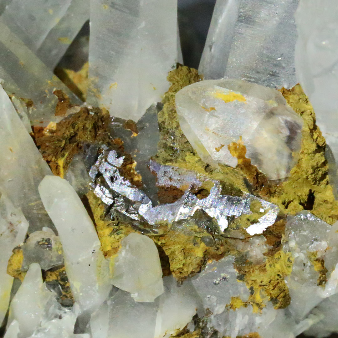 ヘマタイトと共生した中国産水晶クラスター - 石の音ブログ