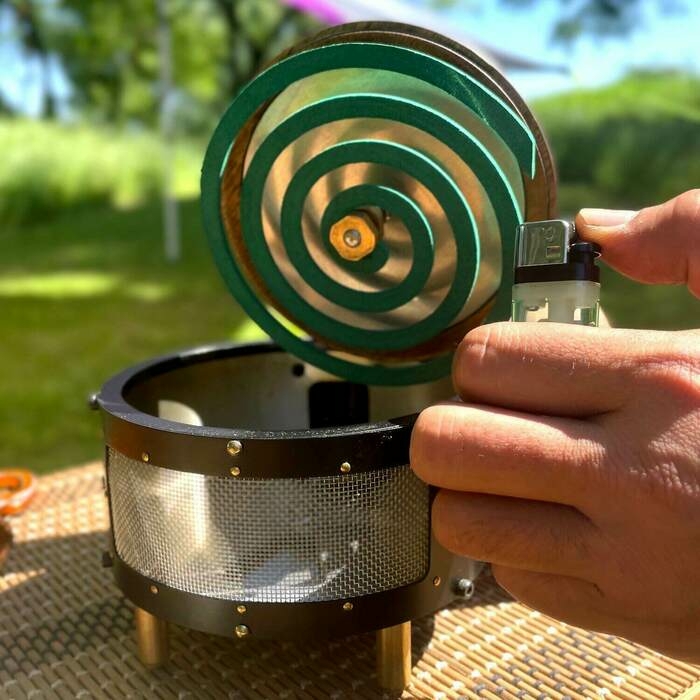 片手に収まる薪ストーブ…ではなく、夏に欠かせないアレでした