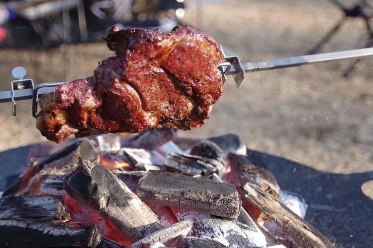 手放し調理で焦げ知らず。自動に回転して肉も魚も焼いてくれるBBQ道具