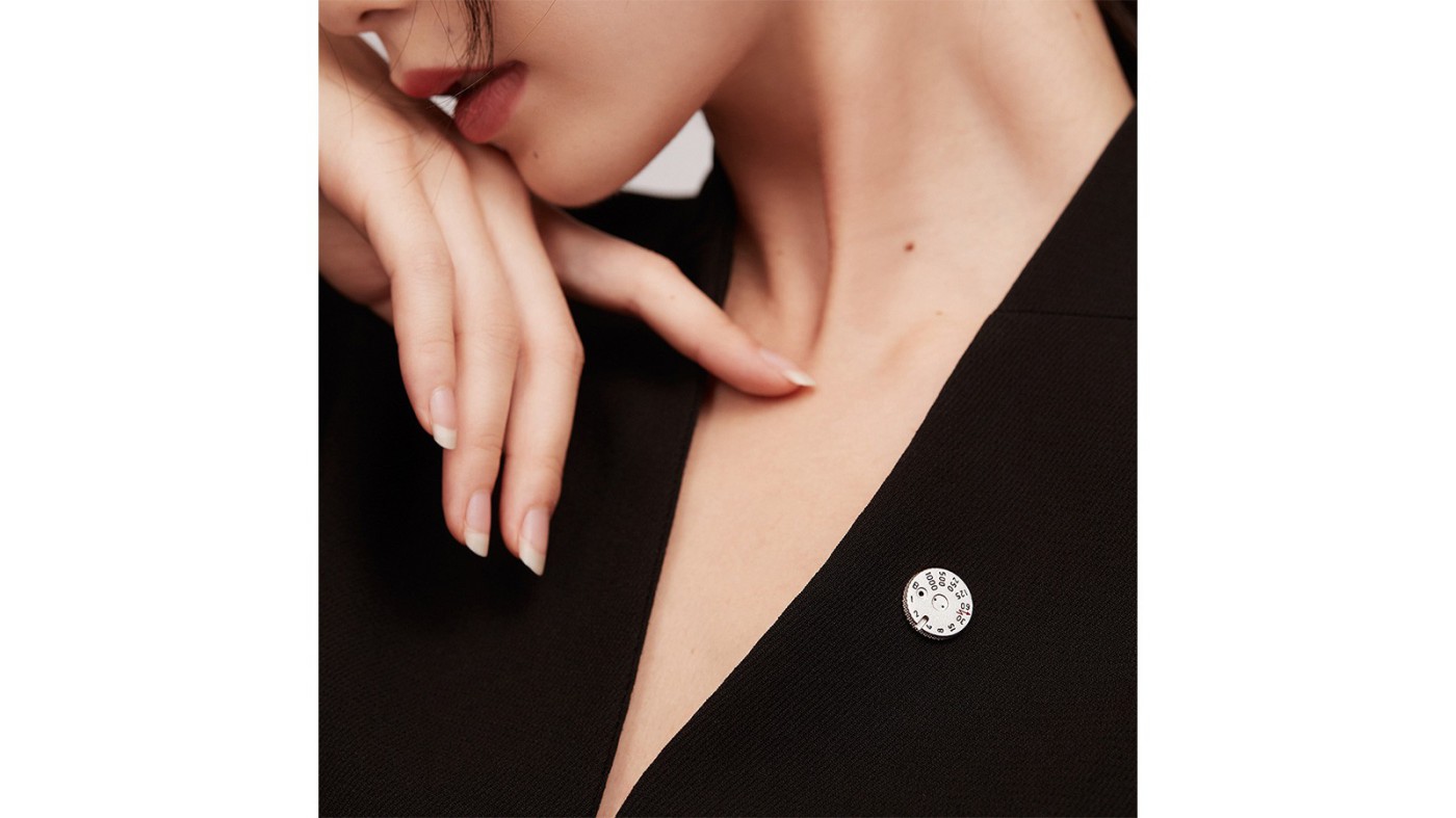 焦点工房、FUNLEADERから「ライカM3ダイヤル風 シルバー製 ピンバッジ