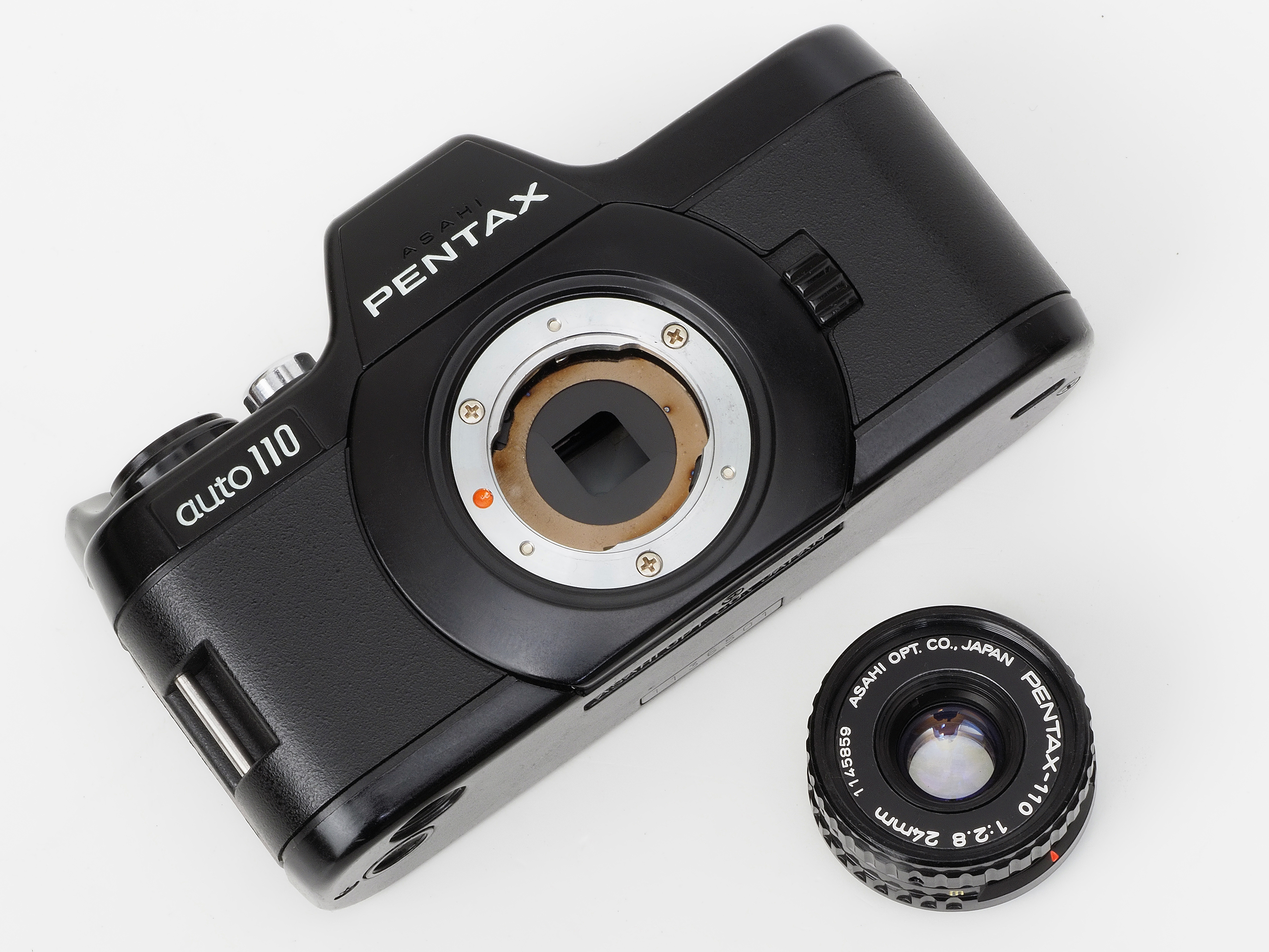 フィルムカメラ Pentax 110 赤城耕一：第18回 デザイン的必然性と思想を宿す正統派<br/>“一眼レフ