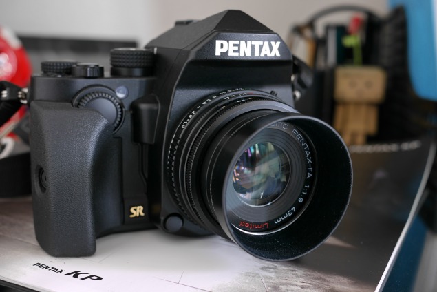 グリップ交換すると別物のカメラになる。PENTAX-KPカメラの三形態
