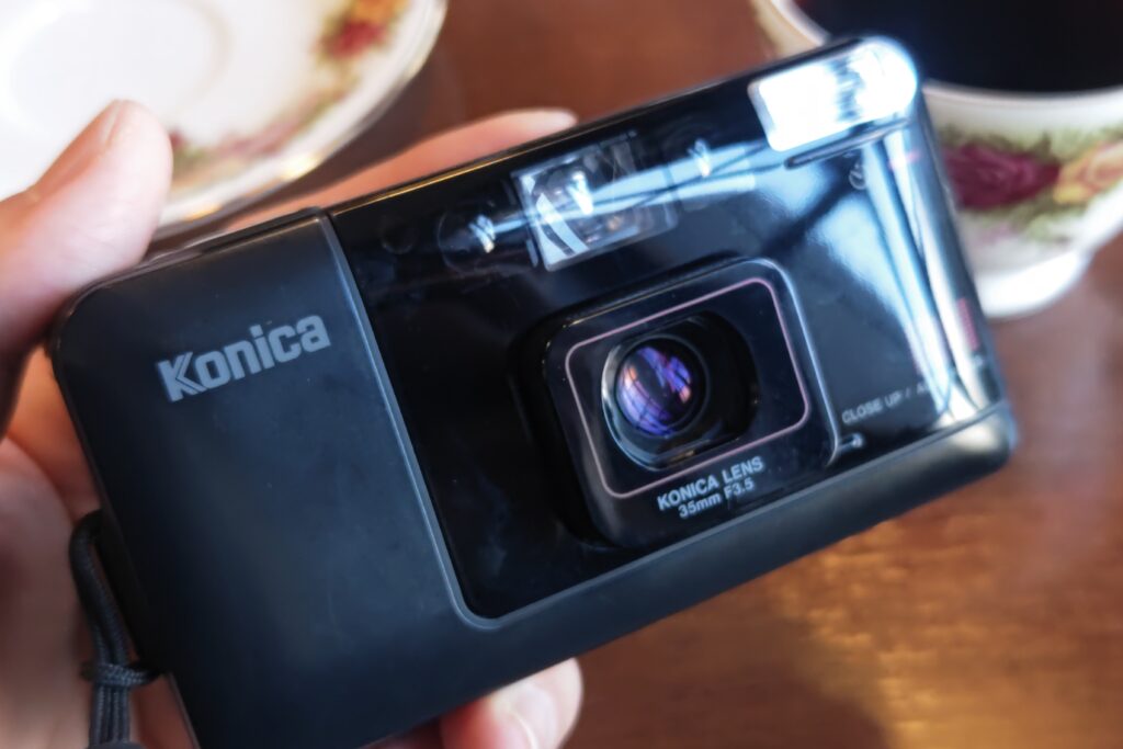 フィルムカメラレビュー】簡単コンパクトな名機「Konica A4(BIGmini