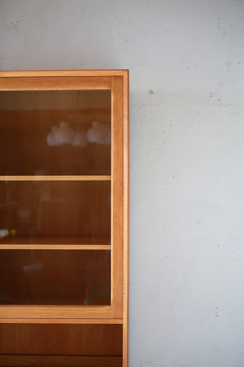 Glass Cabinet / CupBoard by BROUER Møbelfabrik | phono | 金沢 北欧