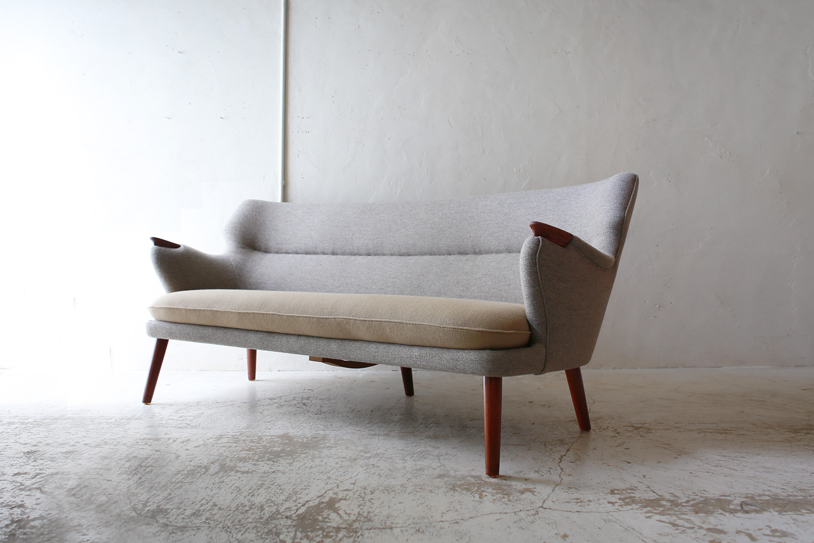 Curved Back Sofa “Model 220” by Kurt Olsen | phono | 金沢 北欧