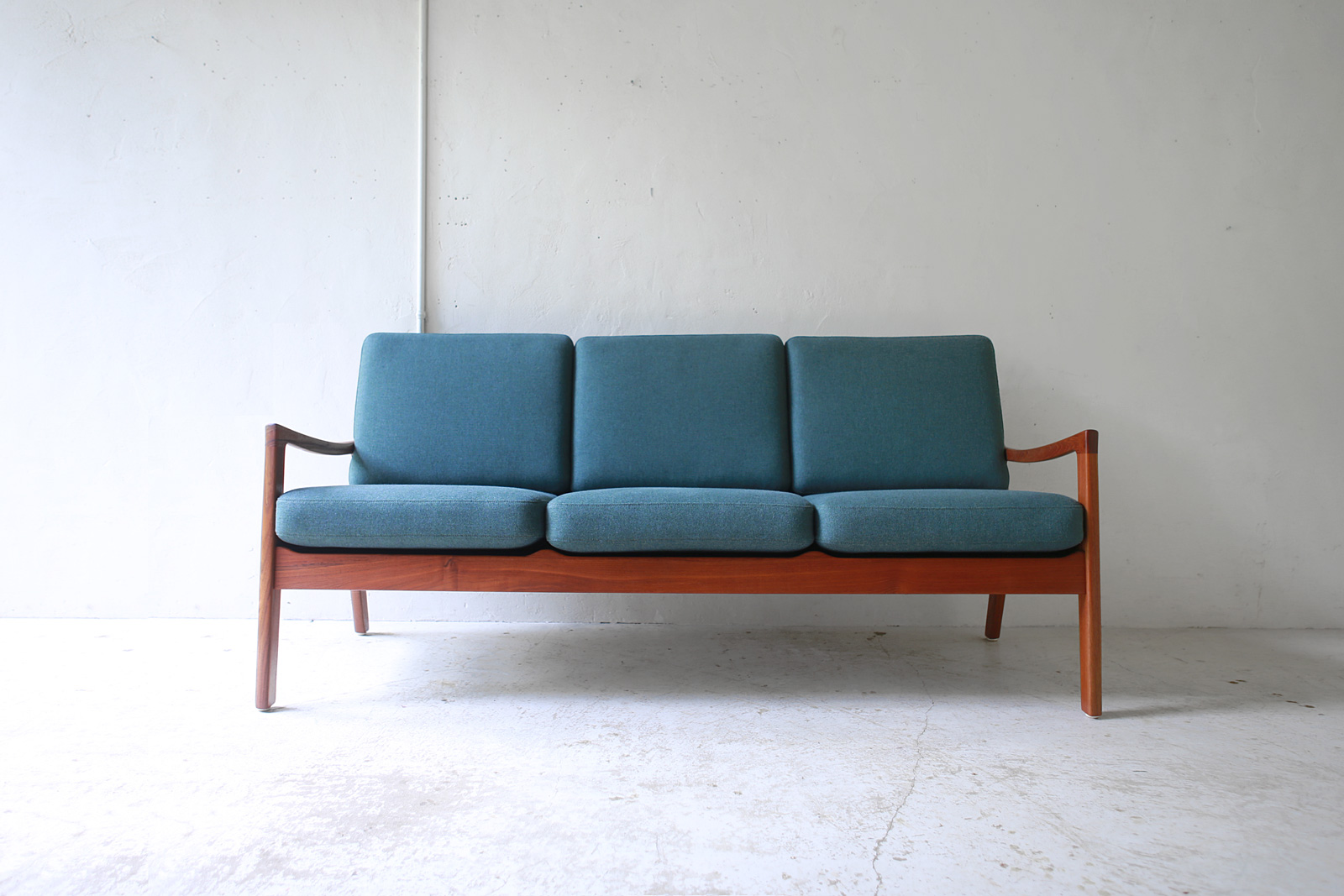 3 Seat Sofa ”model 169 / Senator ” by Ole Wanscher | phono | 金沢