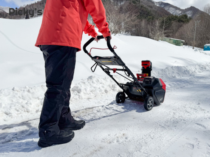 実機レビュー】電動の小型除雪機ハイガーSNE402を女性スタッフが検証