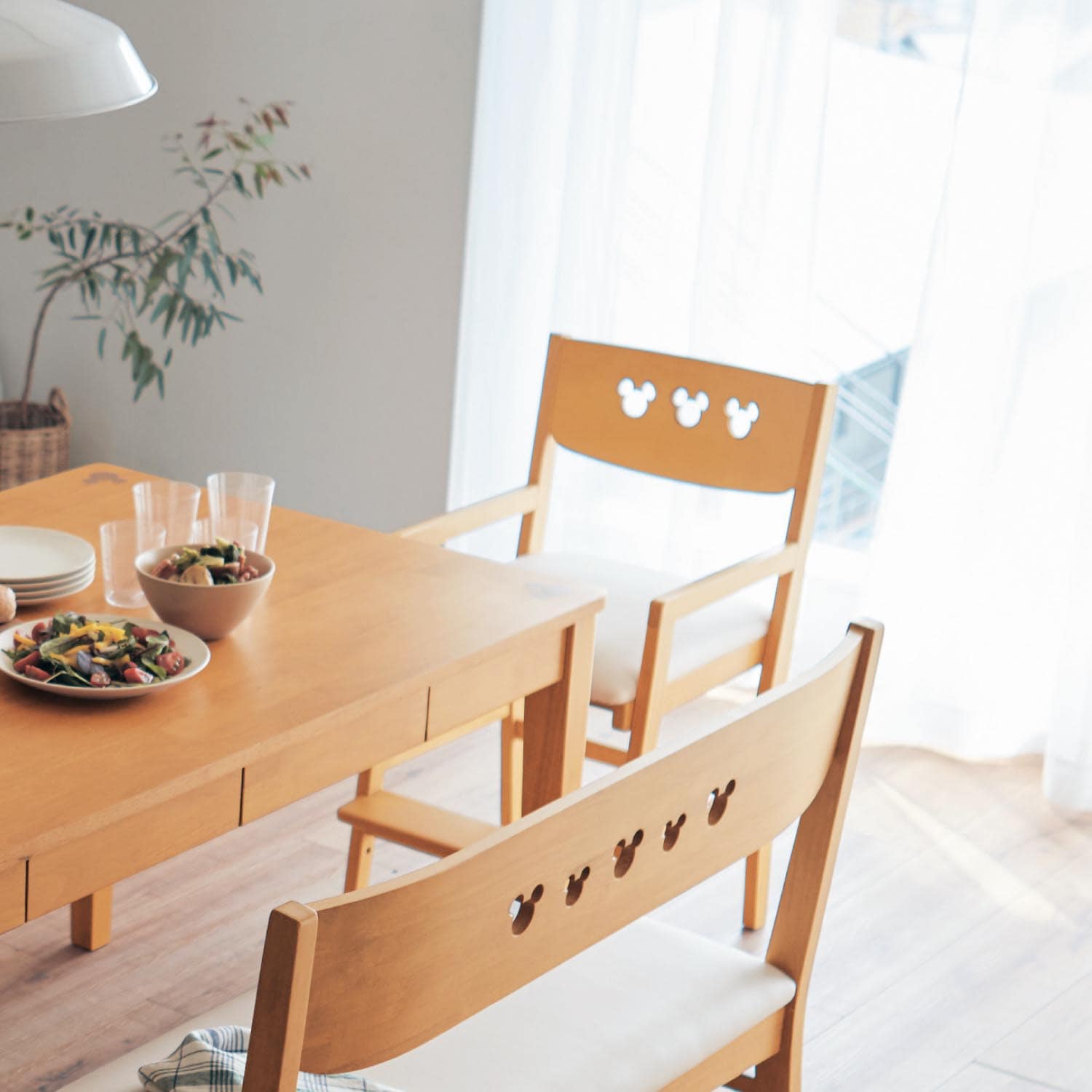 座面可動式ダイニングチェア「ミッキーモチーフ」（ディズニー