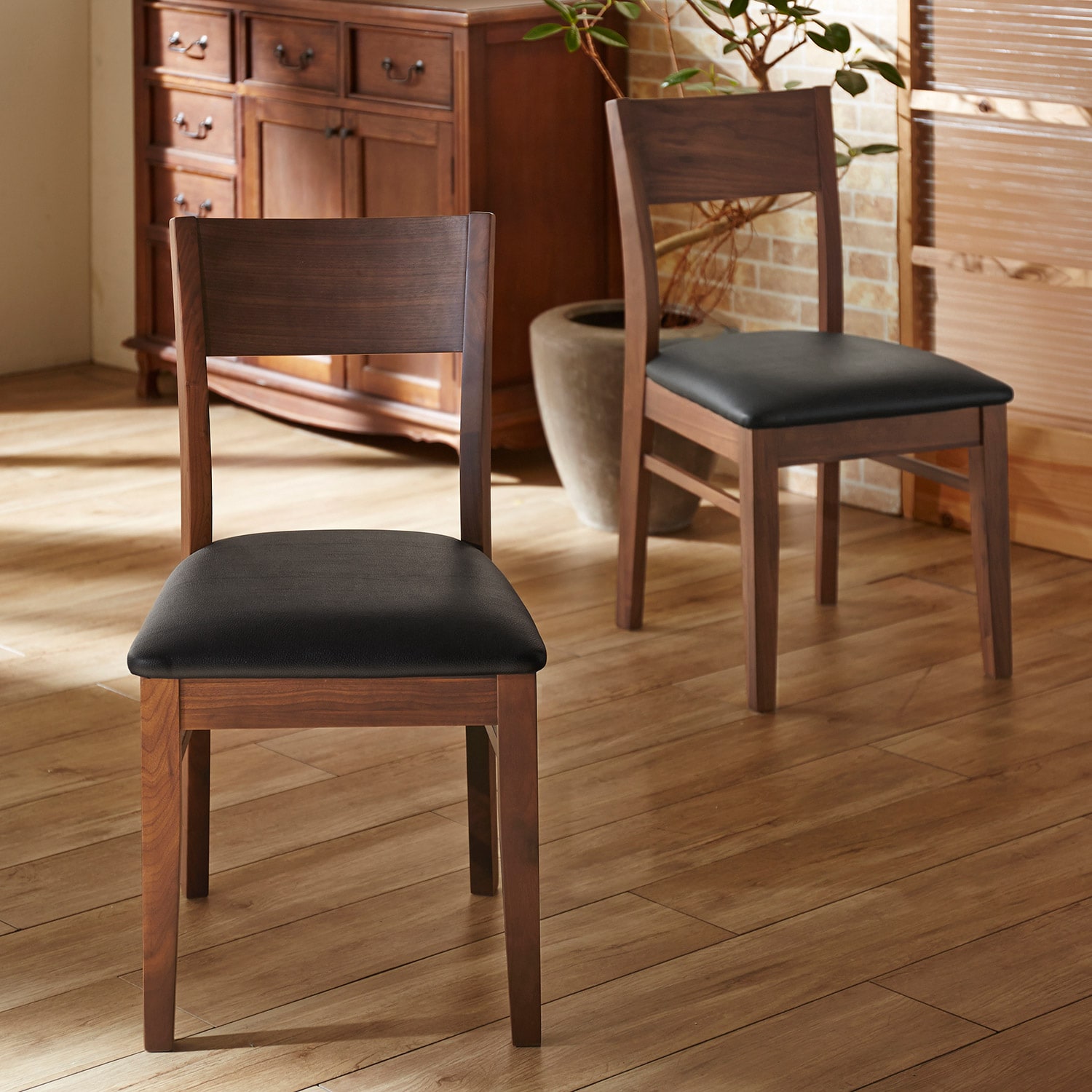 ウォルナット材のダイニングチェア2脚セット（ダイニングチェア