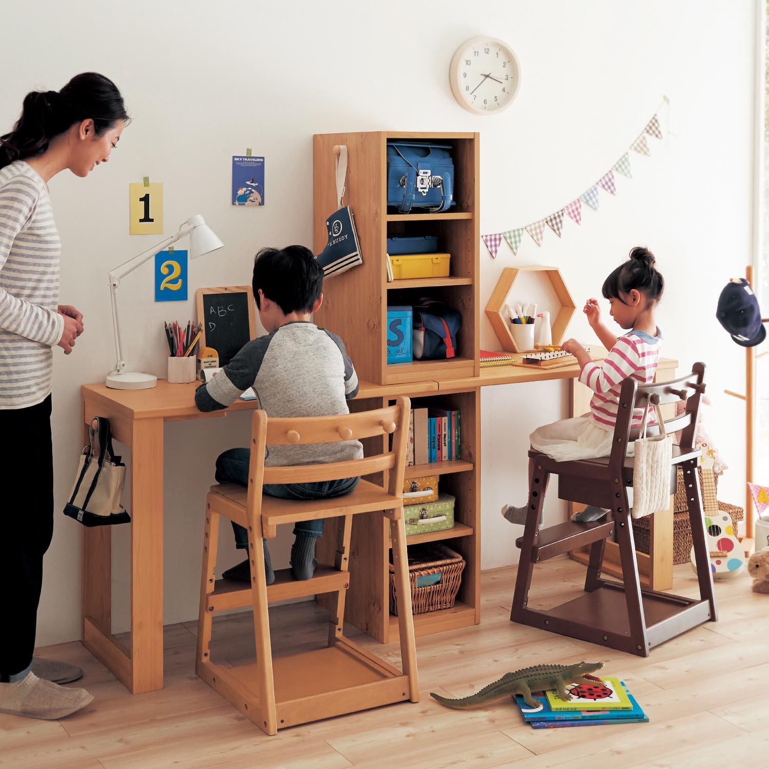 リビングにも合わせやすいツインデスクセット（学習机/学習デスク