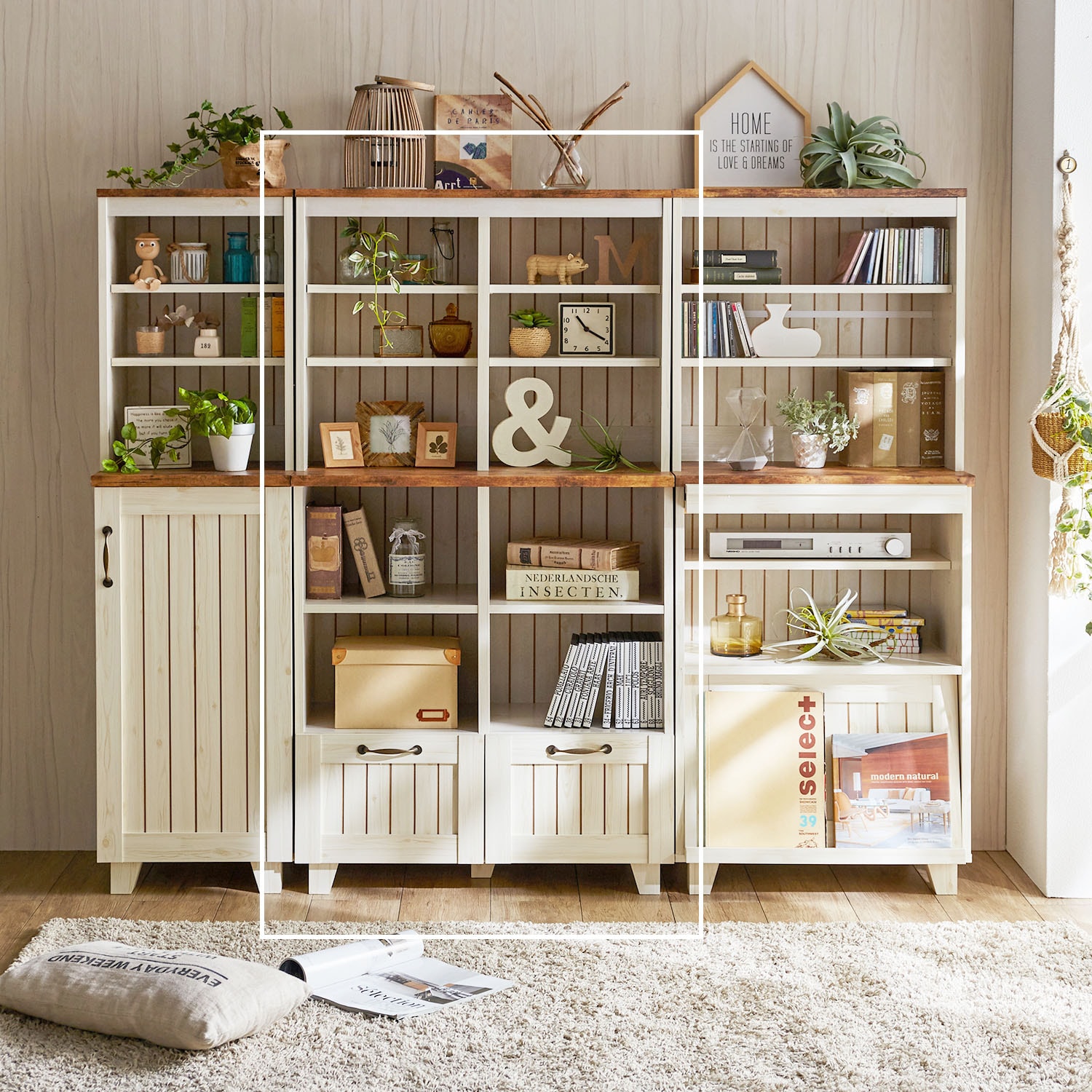 高さを抑えたカントリー調の引出し付きオープンラック（幅77cm