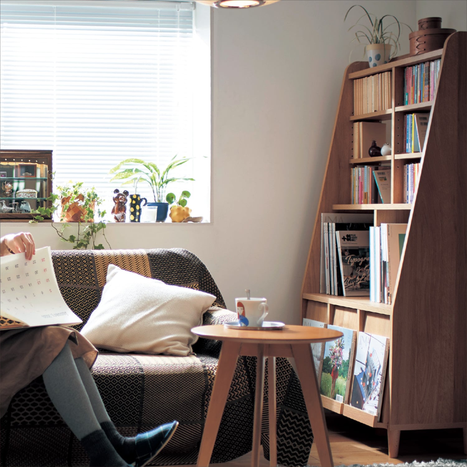 飾れる斜め本棚（キャビネット/リビングボード/チェスト）｜通販の