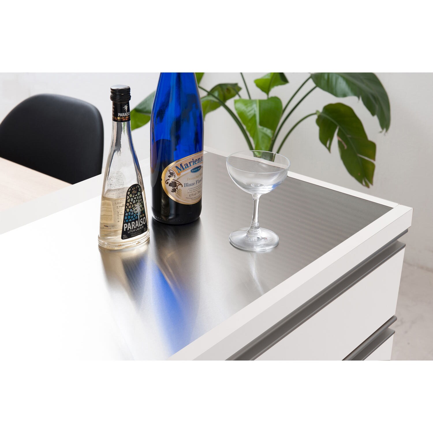 鏡面仕上げのステンレス天板のキッチンカウンター（キッチンカウンター