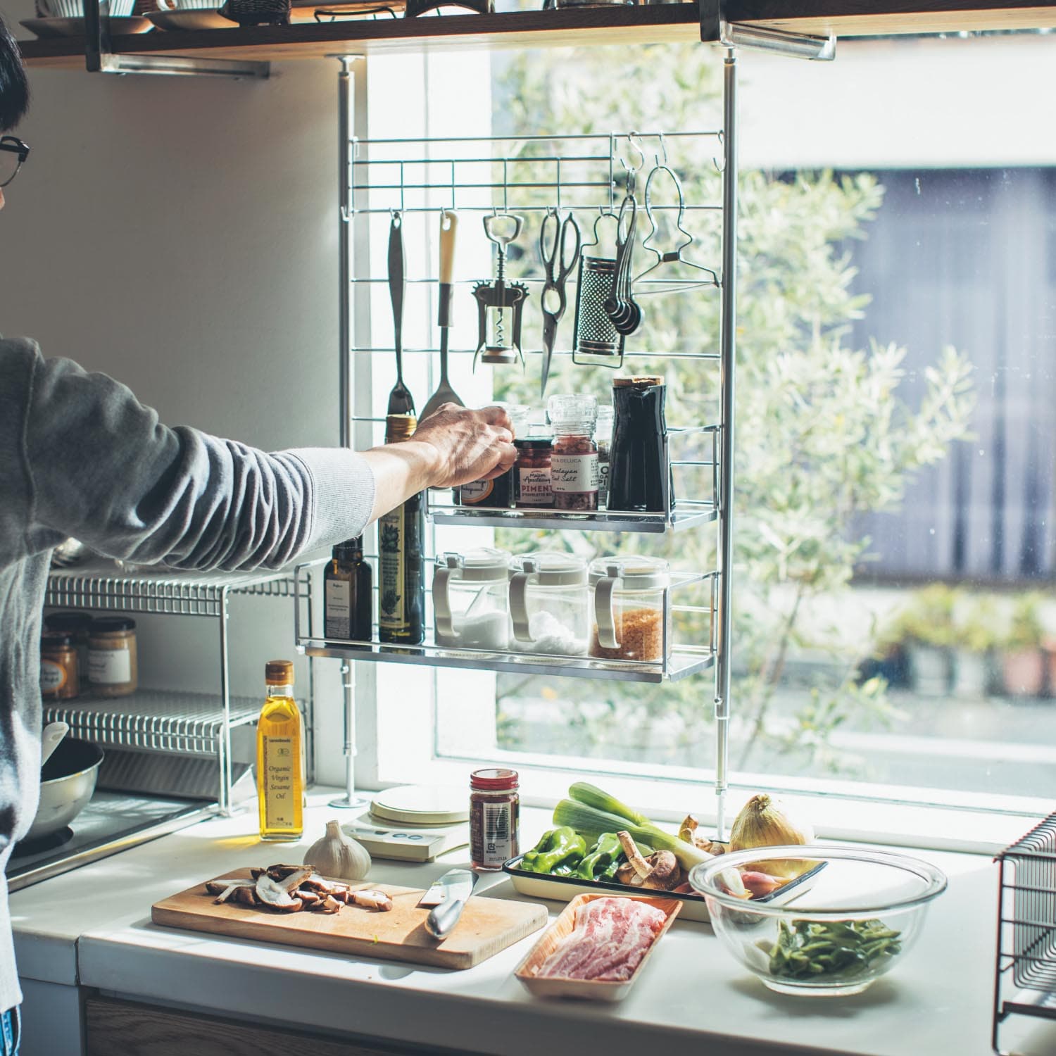 燕三条で作るキッチンつっぱりラック［日本製］（シンク周り/調理台上