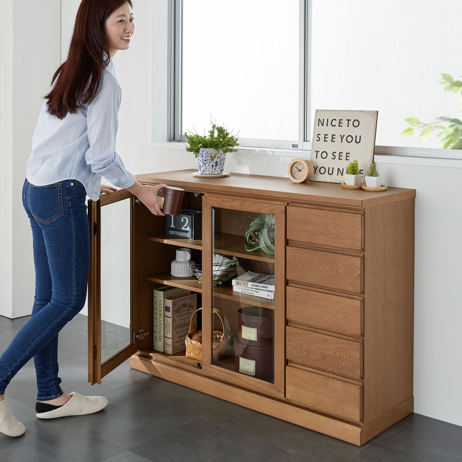 北海道旭川産】ナラ材を贅沢に使用した開戸のガラス扉キャビネット