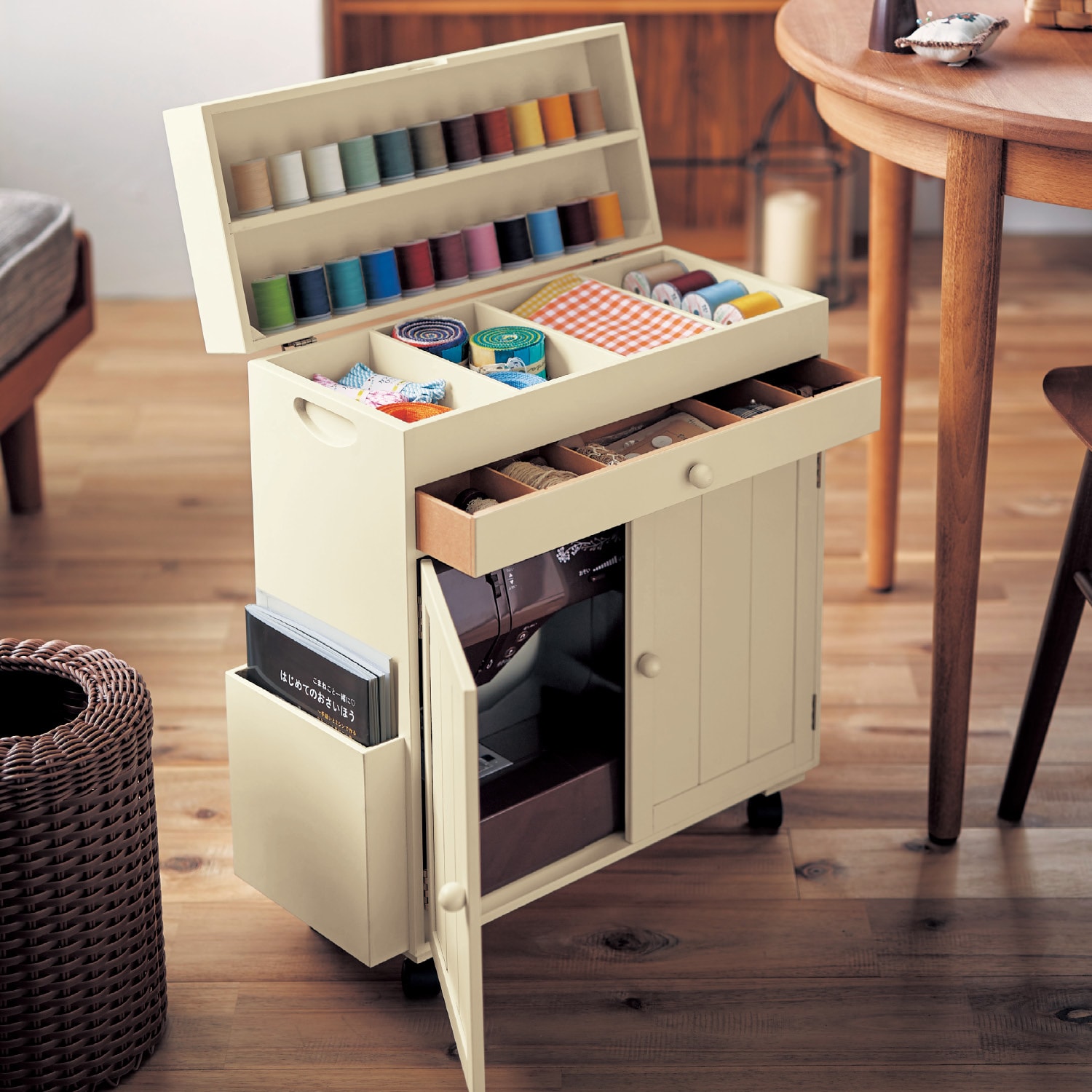 裁縫道具までまとめて収納できるミシン収納ワゴン（その他手芸