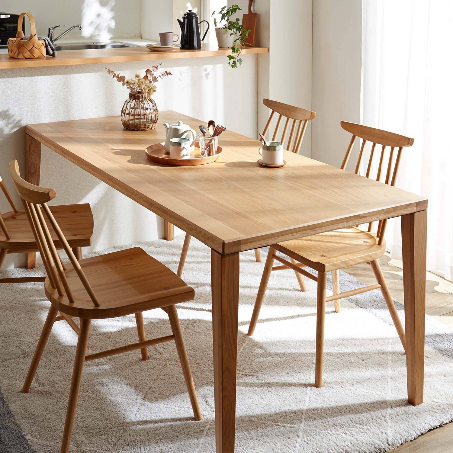 細身のシルエットが美しいオーク材のダイニングテーブル（ダイニング
