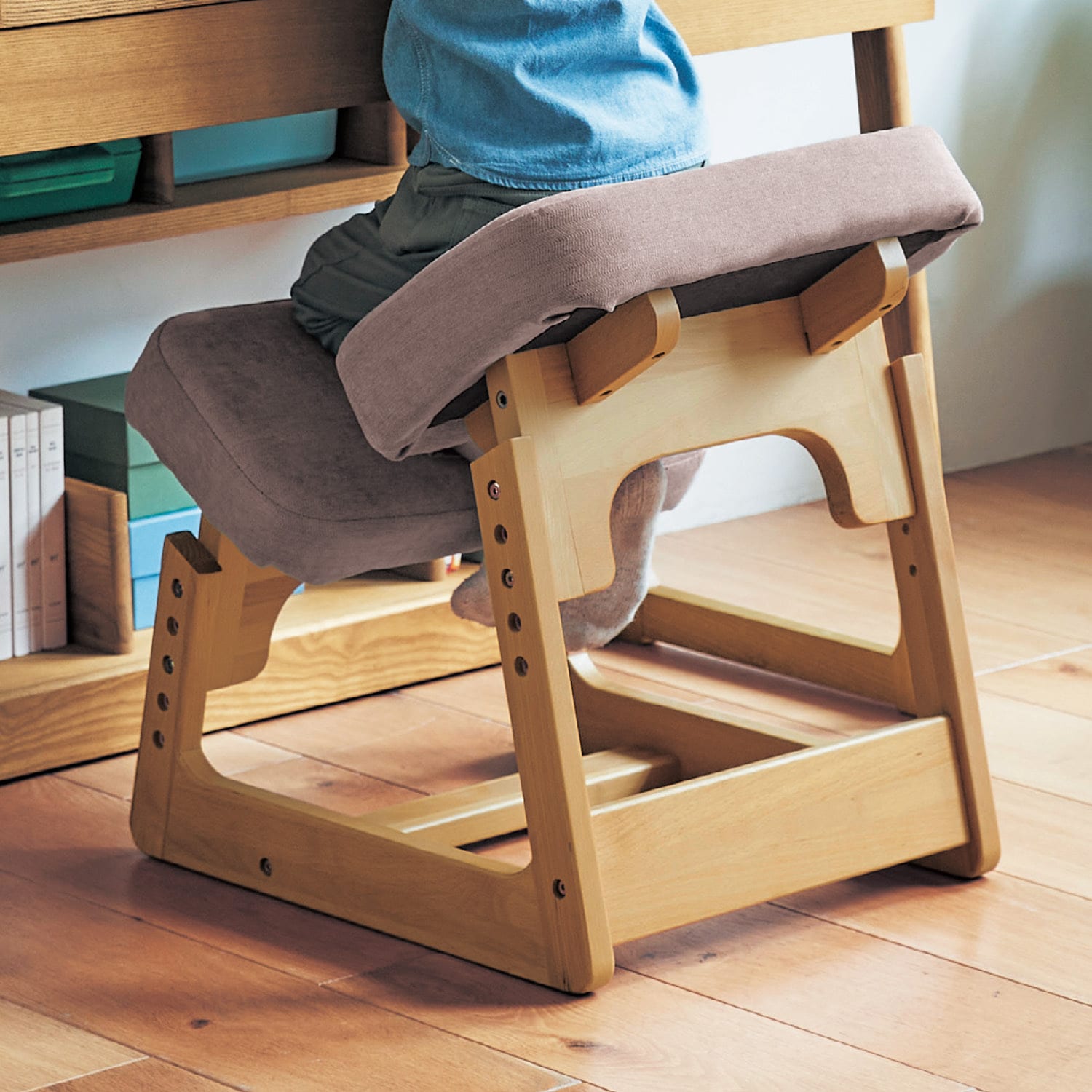 ビーチ材の背すじピンと学習チェア（学習机チェア/キッズチェア