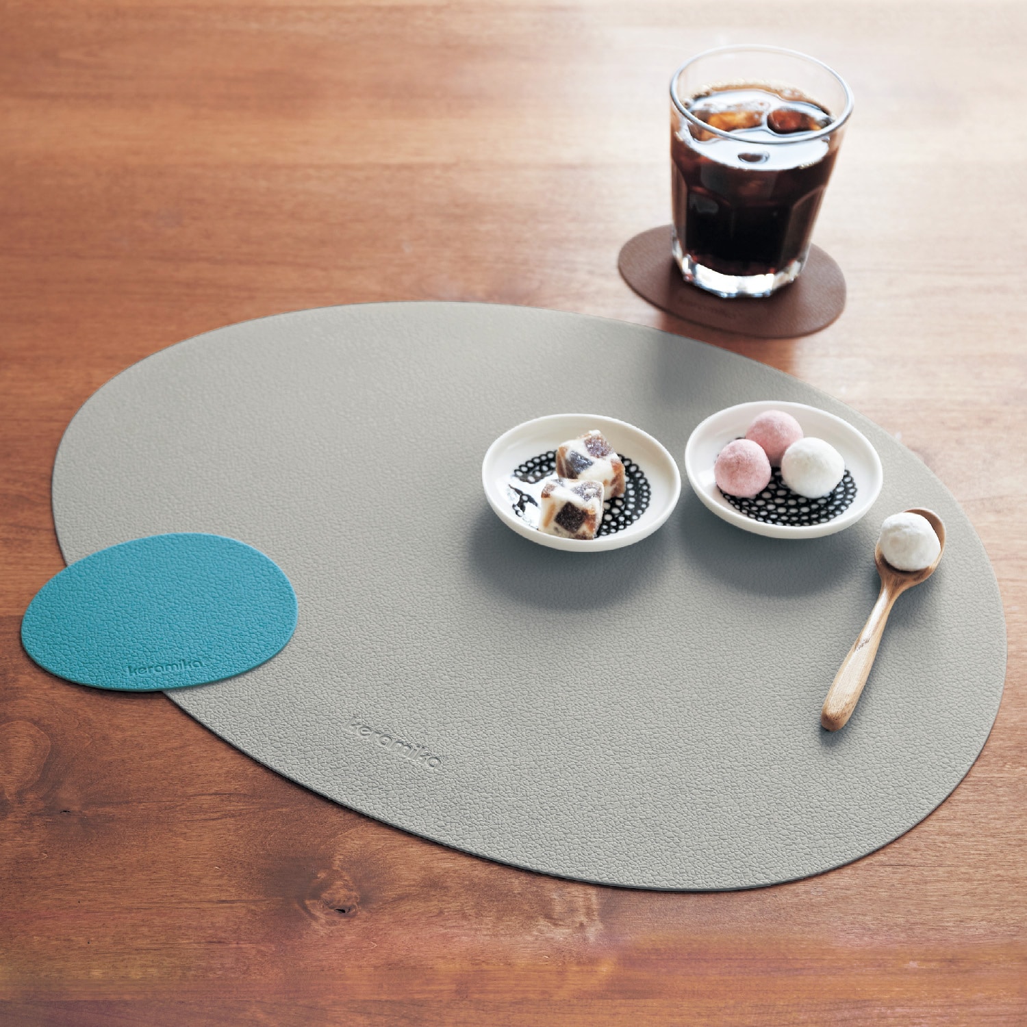 レザーのような見た目のシリコーンゴム製マット（テーブルクロス