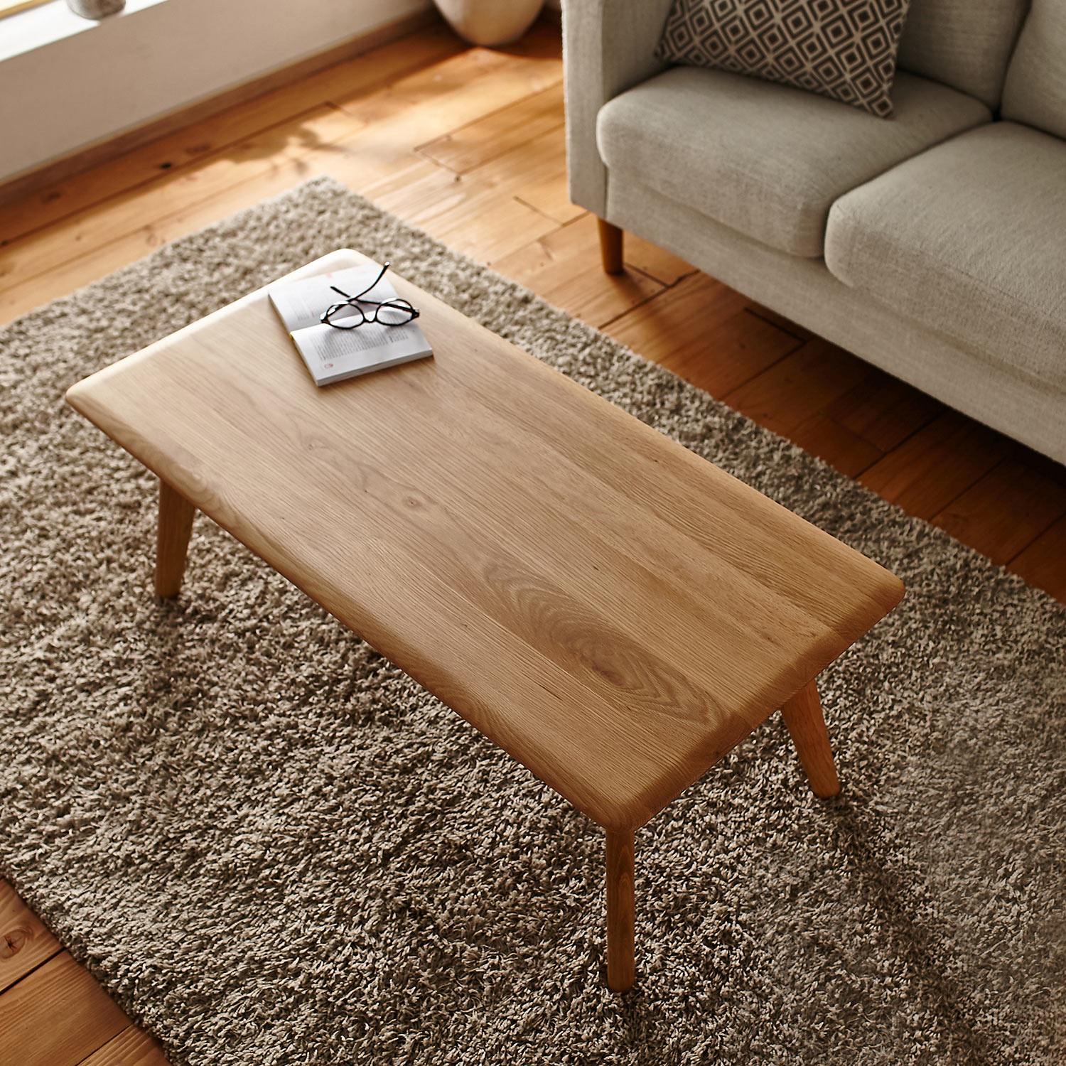 オークの無垢材を贅沢に使用したリビングテーブル（ローテーブル