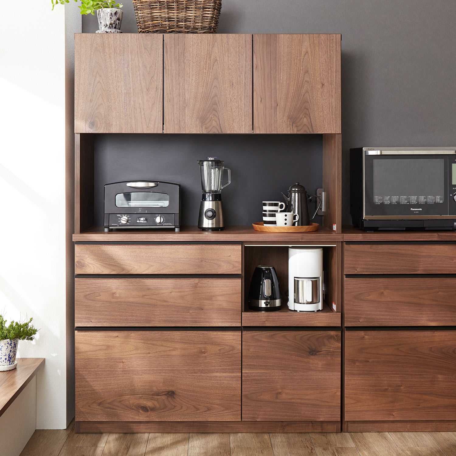 日本製］木目が美しいウォルナット材のモイス付きモダンキッチンボード