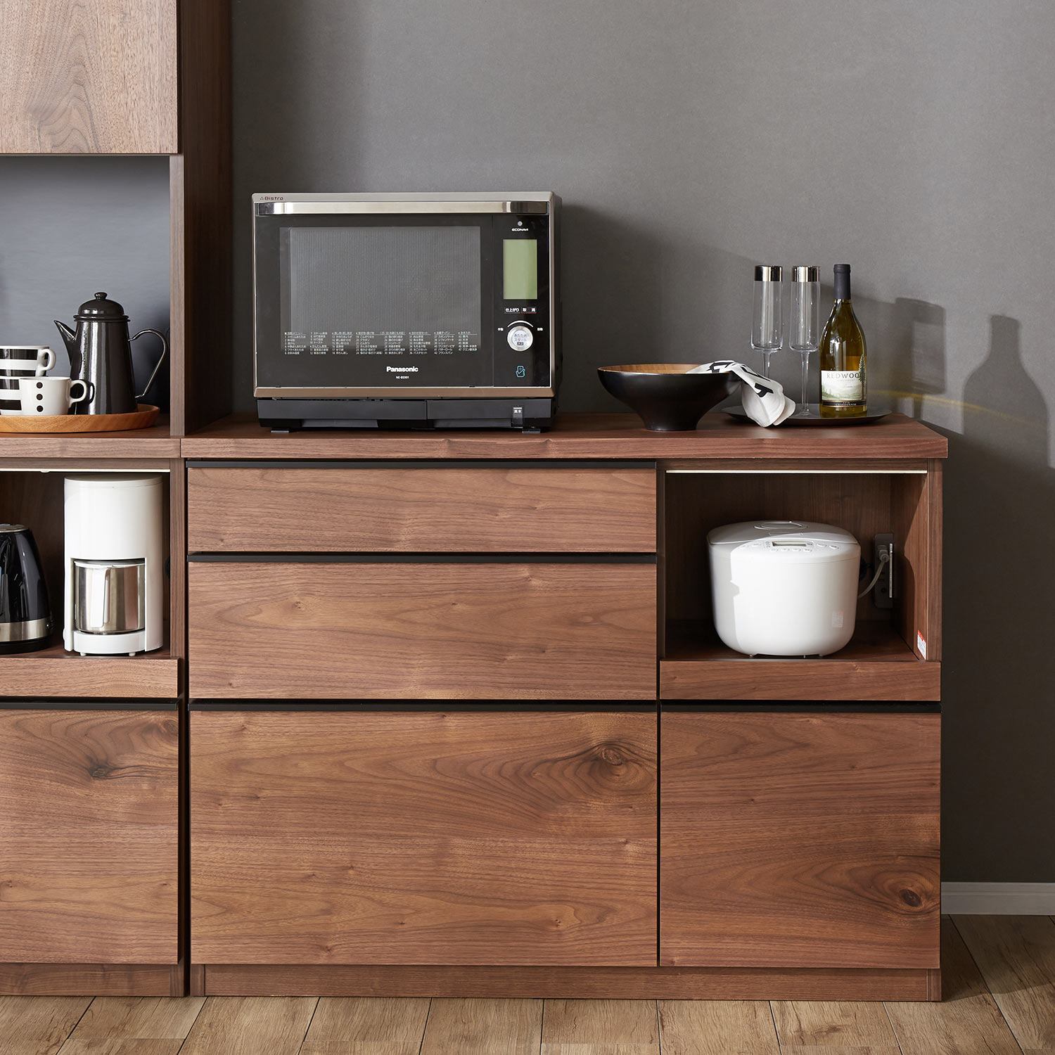 日本製］木目が美しいウォルナット材のモダンキッチンカウンター